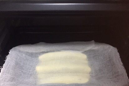 性感的豹纹控吐司面包,然后放入烤箱进行二次发酵,上面盖一层湿布,发酵四十分钟左右