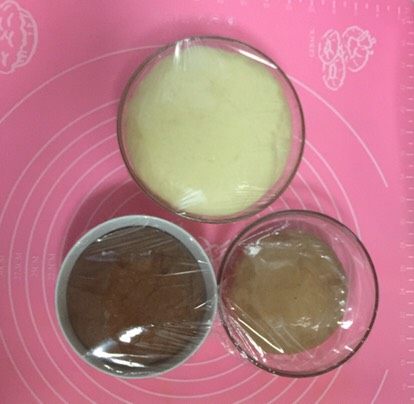 性感的豹纹控吐司面包,盖上保鲜膜,室温发酵到2倍大即可。我的室温有点低,发酵了三个小时左右。