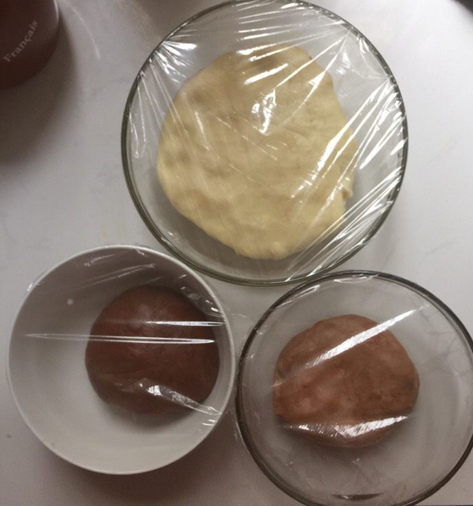 性感的豹纹控吐司面包,揉好的面拉扯可以出现薄薄的手套膜一样的就算好了。揉好的面团分成大中小三份,最小的混合少许可可粉,可加几滴牛奶混成均匀的浅棕色面团。中份的面团加入更多些的可可粉,混合成深棕色面团。