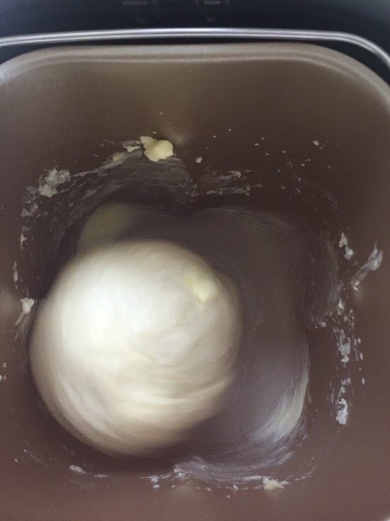 性感的豹纹控吐司面包,大概快要成面团的时候,加入提前软化好的黄油粒。继续和面。