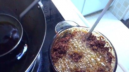 大料辣椒油·大料油·炖菜,再逐步慢慢加油(期间锅里保持小火)