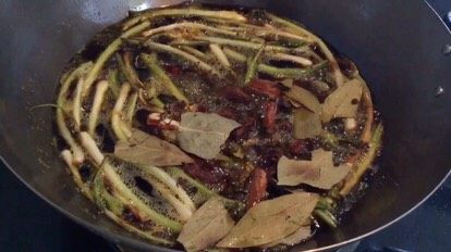 大料辣椒油·大料油·炖菜,放入大料再炸10分钟(小火)
