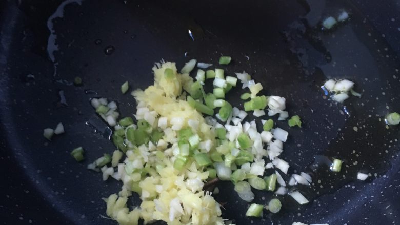 腐乳小土豆,倒入葱姜蒜八角,爆炒出香味