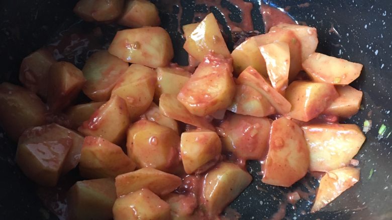 腐乳小土豆,快速翻炒,让每块土豆都裹到腐乳汁