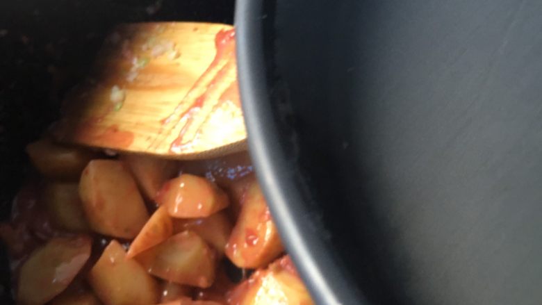 腐乳小土豆,翻炒片刻后倒入凉水,没过土豆