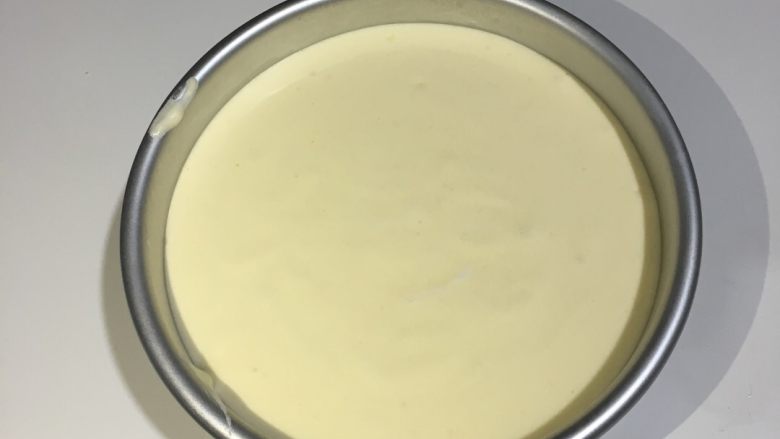 百分百成功戚风蛋糕,搅拌好的面糊高处放入8寸蛋糕模具中。 震出里面的泡泡