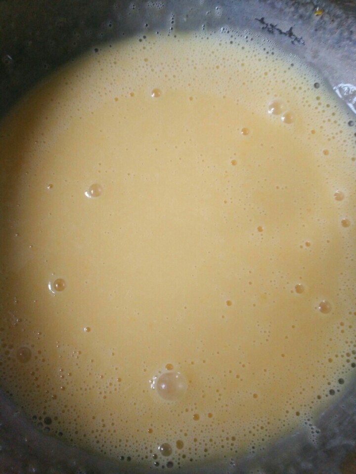 酸奶戚风蛋糕,蛋黄蛋白分别装在两个无水无油的盆里，蛋黄加入<a style='color:red;display:inline-block;' href='/shicai/ 885'>酸奶</a>，<a style='color:red;display:inline-block;' href='/shicai/ 846'>色拉油</a>和20g的糖粉搅拌至冒泡