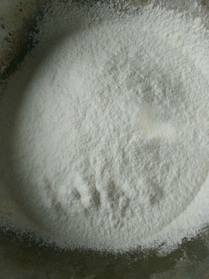 酸奶戚风蛋糕,蛋黄液里筛入低筋粉