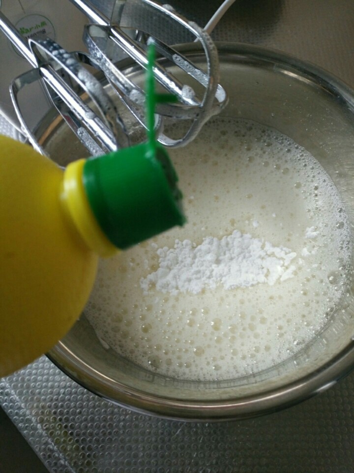 酸奶戚风蛋糕,蛋白打发到冒鱼泡的时候，加入三滴柠檬汁，糖粉分三次加入，高速打发