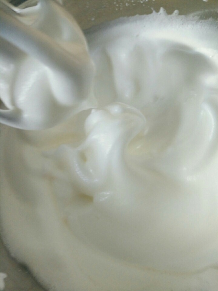 酸奶戚风蛋糕,蛋白打发至提起尖儿就行