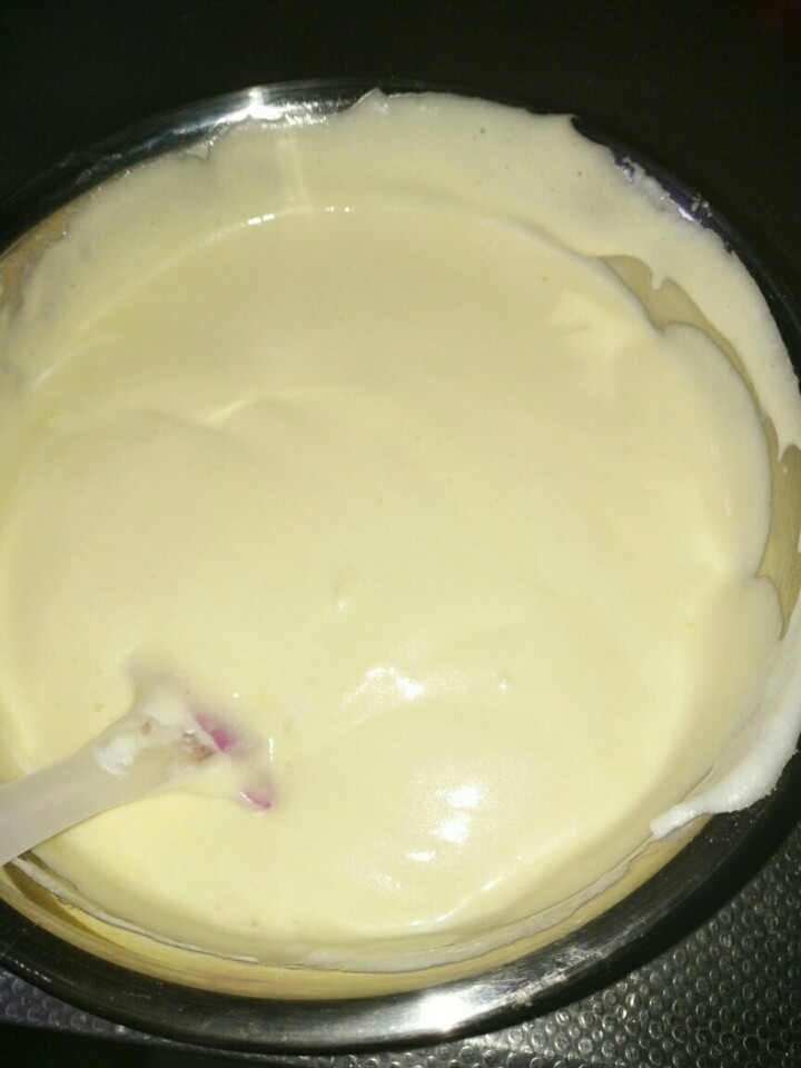 酸奶戚风蛋糕,把蛋黄液倒入剩下的蛋白里，搅拌均匀