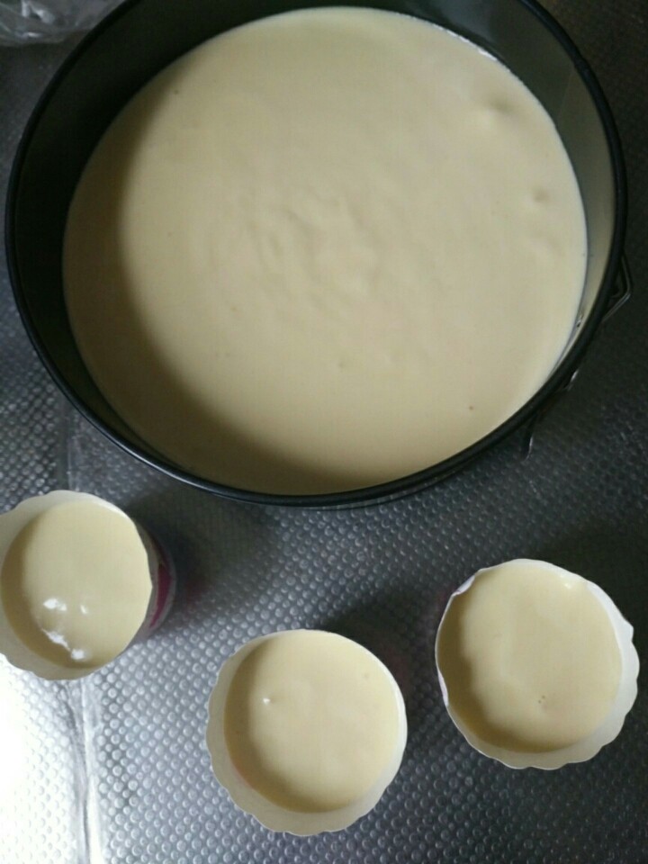 酸奶戚风蛋糕,把面糊液倒入纸杯子里，把纸杯子在桌子上震动几下，把泡震出，放入烤箱，160℃烤20分钟