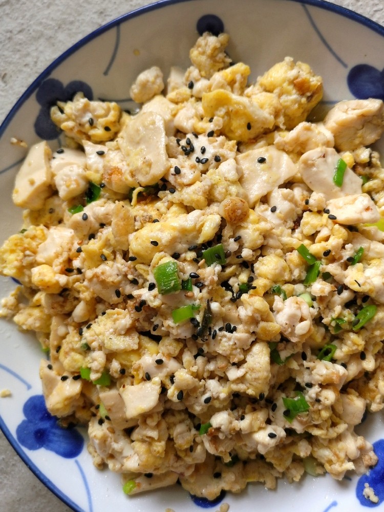 鸡蛋刨豆腐,出锅盛盘后,撒少许炒熟的黑芝麻。