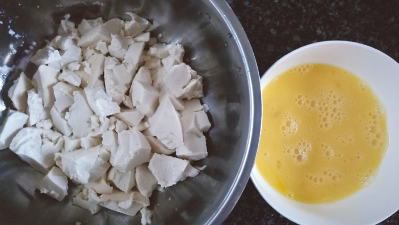 鸡蛋刨豆腐,豆腐用勺子压碎成小块儿(约大拇指甲盖的大小),两个<a style='color:red;display:inline-block;' href='/shicai/ 9'>鸡蛋</a>打散成蛋液。