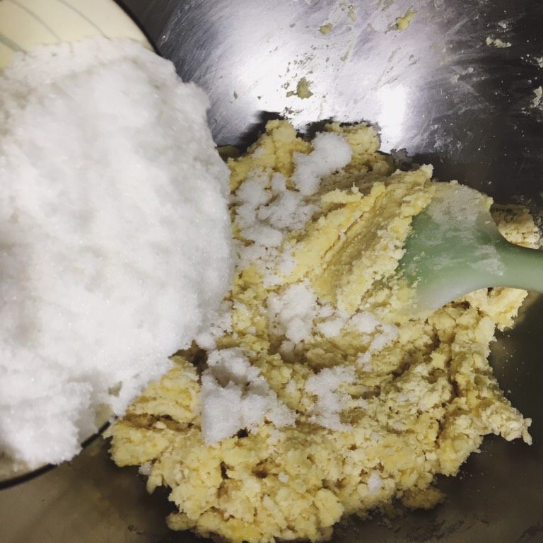 意想不到的苹果马芬,加入少许盐,剩下的糖,继续拌匀。