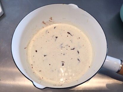 巧克力杯子蛋糕,淡奶油小火煮至60度(边缘微微冒小泡),放入巧克力碎,晃动至淡奶油淹没巧克力碎,静置5分钟