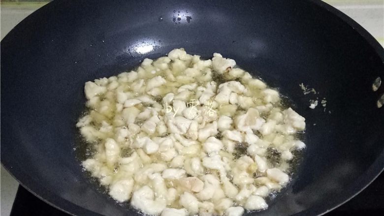 辣子鸡丁,鸡胸肉颜色变白,体积稍小,关火,将肉盛出