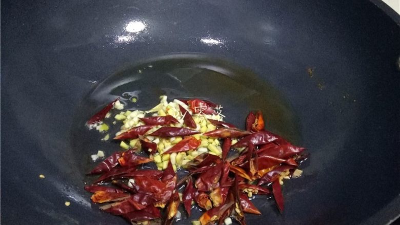 辣子鸡丁,放入姜粒,蒜粒,干辣椒,花椒炒香