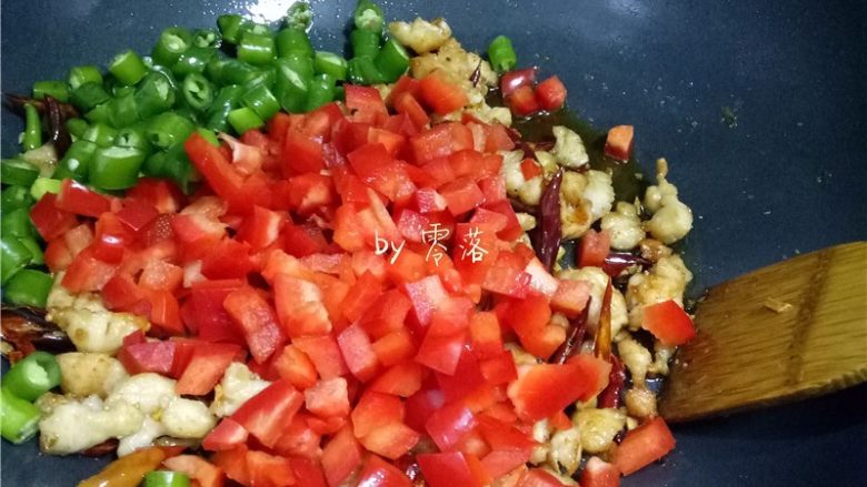辣子鸡丁,放入甜椒,二荆条翻炒