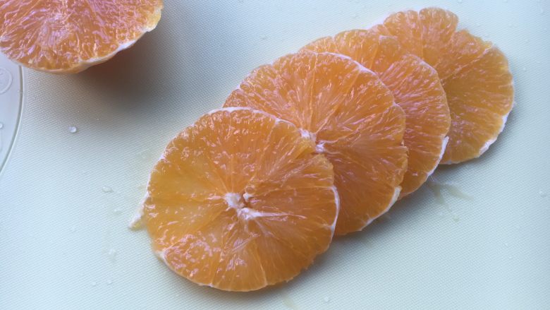 开放式果缤纷三明治,水果都去皮切块,每种水果都差不多的厚度