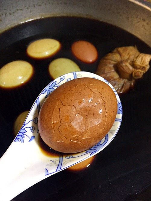 爱马仕茶叶蛋,煮8分钟这样,鸡蛋捞起,逐个用锅铲轻轻的把蛋壳敲碎;