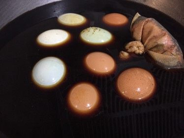 爱马仕茶叶蛋,锅里倒入适量的清水,放入鸡蛋,倒入酱汁,香料有纱袋的做成香料包,没有纱袋直接倒进锅里,一起小火煮;