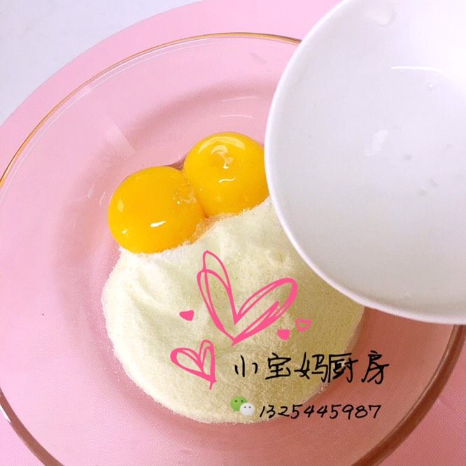 蛋黄松饼,食材到一起加入少许清水搅拌均匀