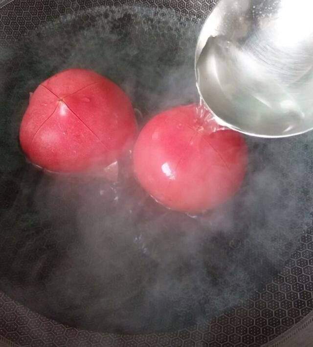 牛腩西红柿,烫熟去皮