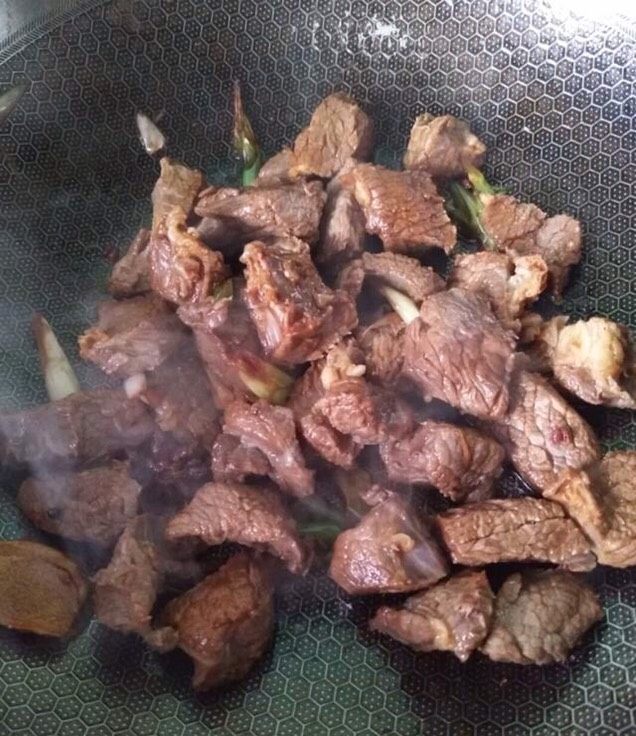 牛腩西红柿,放入调料炒