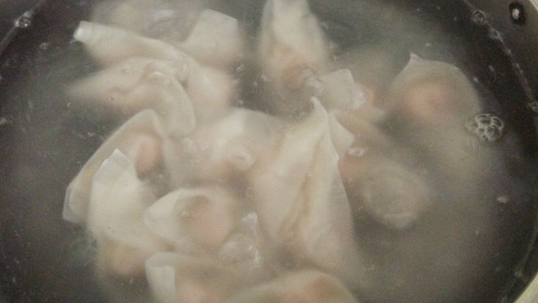老麻抄手,抄手开水下锅,用漏勺轻轻搅动一下,以免粘锅。