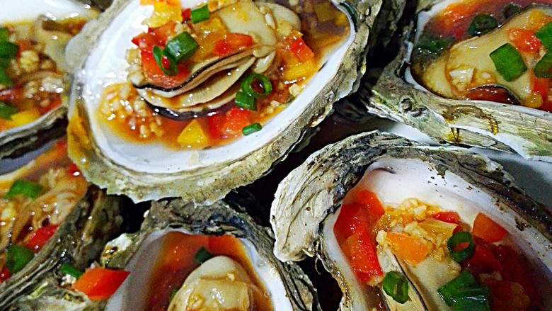 水蒸海蛎子+#人民的美食#,一个个淋好,最后撒葱花即可开吃吧