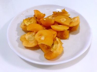 雪梨枇杷羹,咳嗽时的一味良药,去核,切小块。