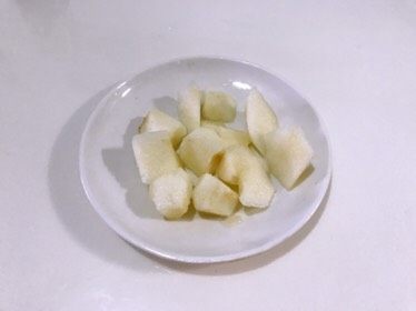 雪梨枇杷羹,咳嗽时的一味良药,梨子去皮、去核切小块。