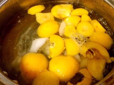 雪梨枇杷羹,咳嗽时的一味良药,加入枇杷梨子熬30分钟后加入冰糖5分钟出锅。