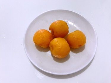 雪梨枇杷羹,咳嗽时的一味良药,枇杷去皮。