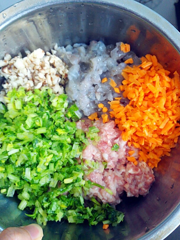芹菜虾仁猪肉水饺+#人民的美食#,<a style='color:red;display:inline-block;' href='/shicai/ 25'>胡萝卜</a>切小,放入一大盆子里