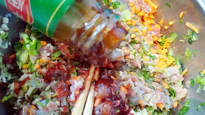 芹菜虾仁猪肉水饺+#人民的美食#,开始调料,蚝油,海鲜酱,生抽,白糖,胡椒粉,量不能多哦
