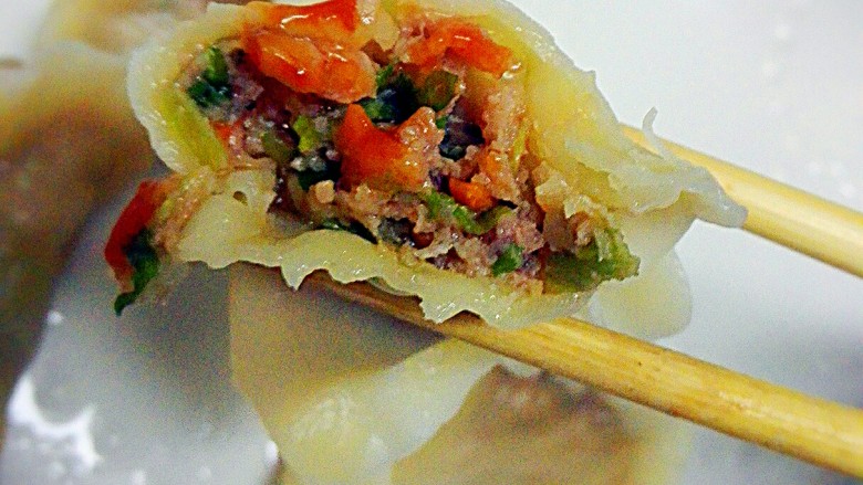 芹菜虾仁猪肉水饺+#人民的美食#,咬一口芹菜的香味实在好吃,😍😍😍😍😍