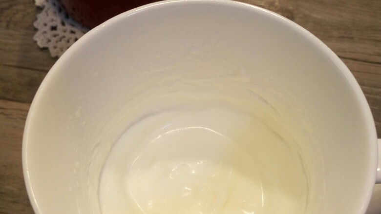 巧克力牛奶+奶盖,奶盖就是材料一起入宽口杯,打蛋器安装一个打蛋头进行打发,3分钟左右就好了,自己观察状态吧