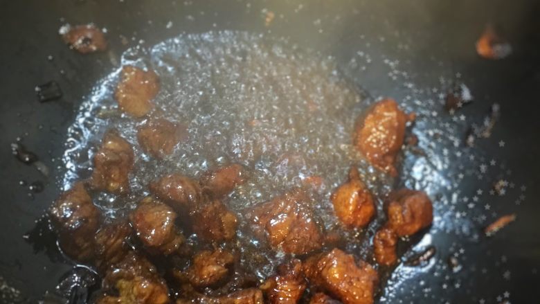 双瓜炖龙骨,将龙骨倒入炖炒,加入适量白糖,水炖煮入味