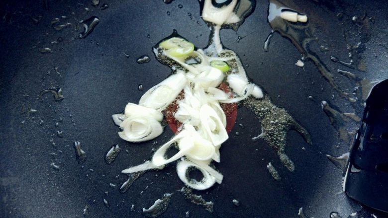 辣白菜炒五花肉,热锅热油,爆香葱白