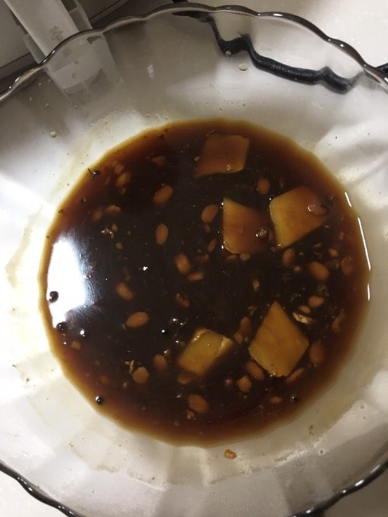 冰镇小龙虾,少量油,加姜片、泰椒花椒蒜瓣炒香后放入白糖、黄豆酱和料酒,沸腾后加入适量生抽和水,调成卤汁。