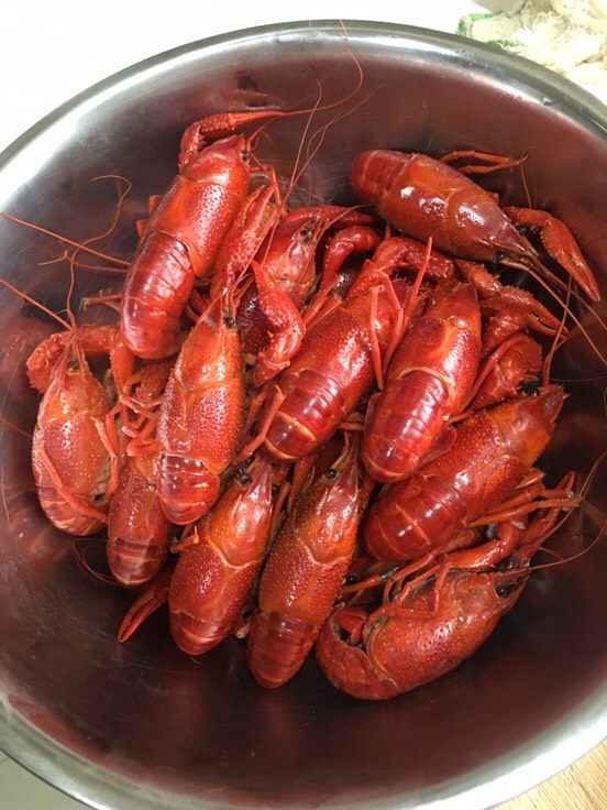 冰镇小龙虾,龙虾洗净、去尾部虾线,然后大火蒸约八分钟