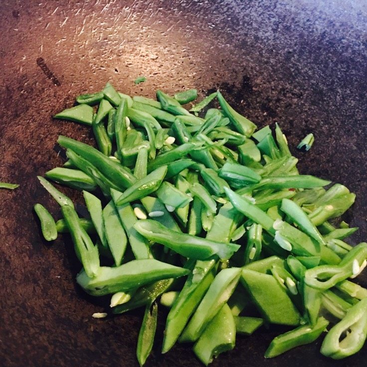 芸豆炒花菜,翻入切好的芸豆,翻炒几下