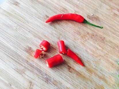 芸豆炒花菜,拿一个红辣椒,切小段