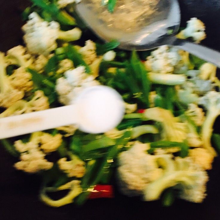 芸豆炒花菜,这个有点糊了,早上拍照,有点急,又想教会大家怎么做家常菜。一勺盐