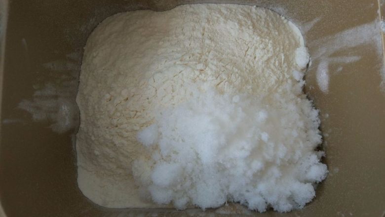 原味麦香小面包,用高筋粉覆盖住液体表面后,加糖和盐。