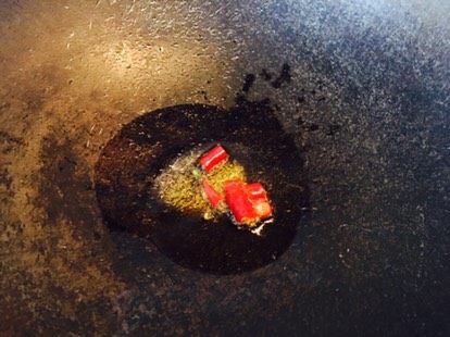 5月5日爱心早餐,煸炒一下红辣椒,这个菜,另有菜单。