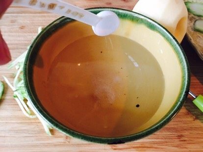 5月5日爱心早餐,一碗冷开水,加一勺盐,防止苹果变色