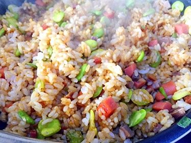 蚕豆饭,小火翻炒,米饭粒粒散开;